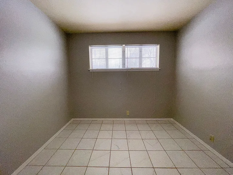 Preleasing For August! Close To Campus — Photo 13