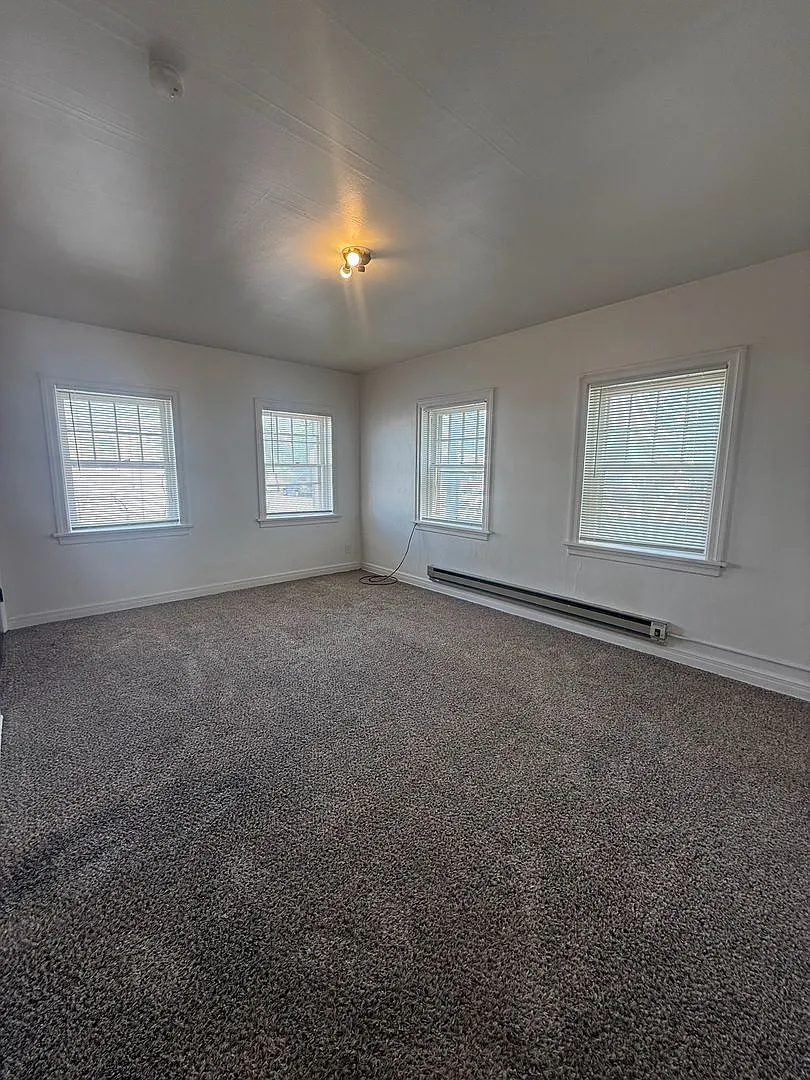 446 W Whitman — Photo 3