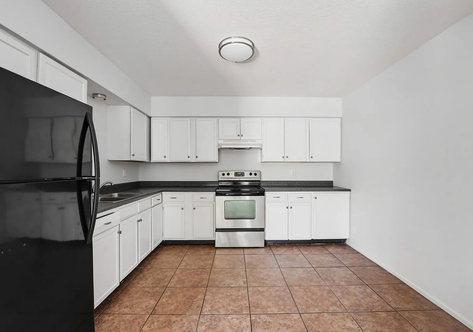 Charming 2-Bedroom Rental in Mesa Available Now! — Photo 2