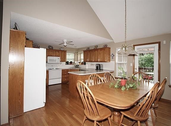 3rd image of 1021 SW Hillcrest Dr