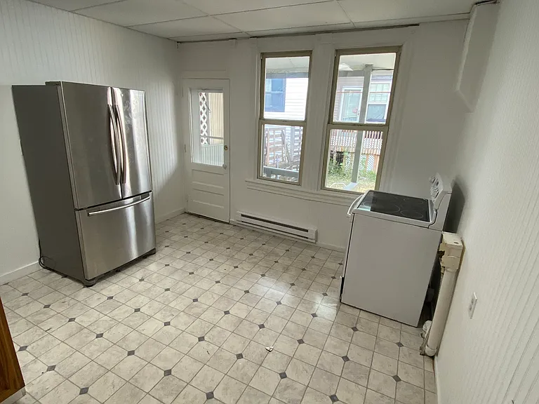 427 W Market St — Photo 3