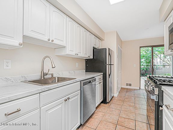 5th image of 94 Bower Ct