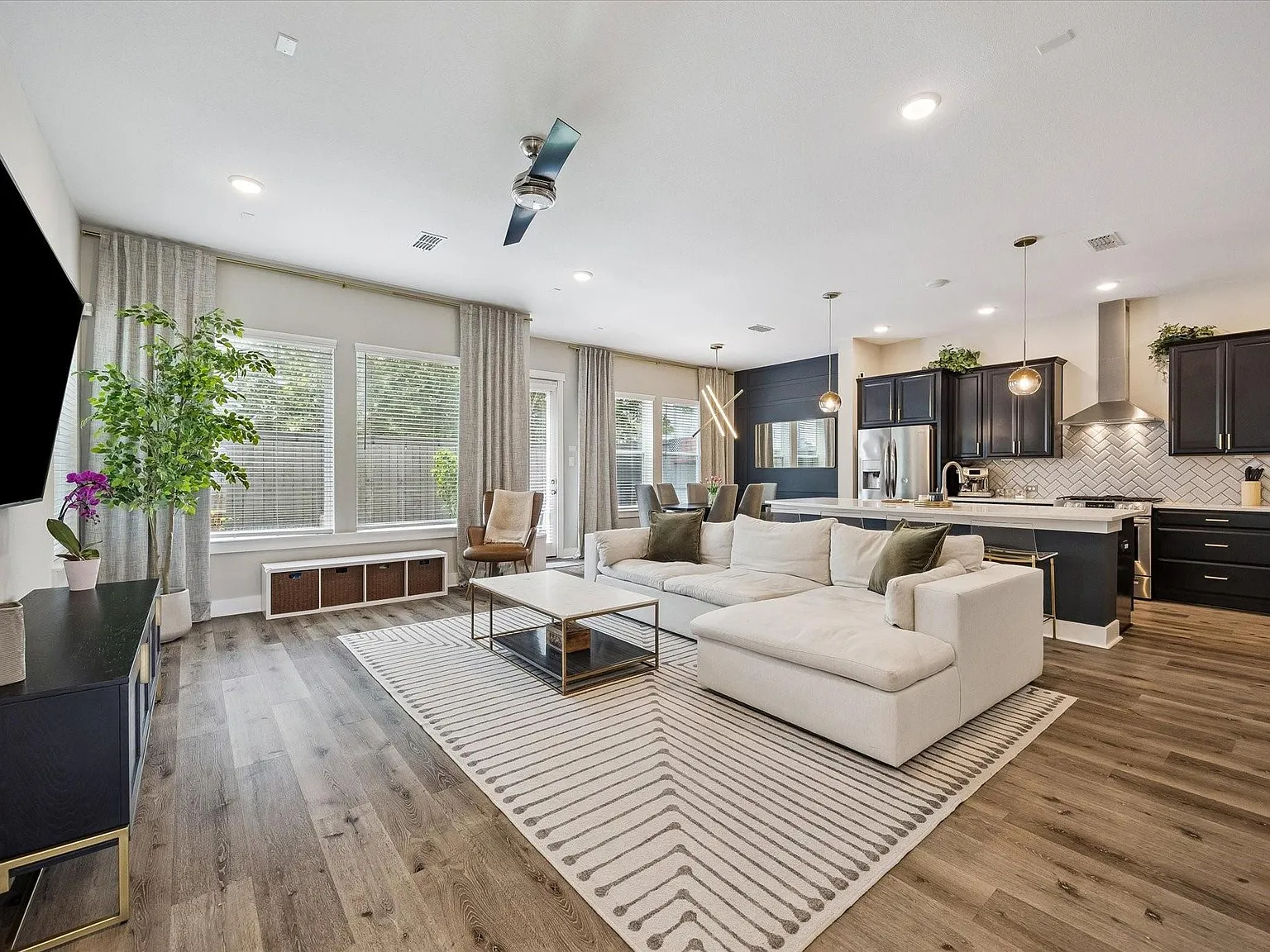 3 bed, 2.5 bath, 2209 sqft, $3,900 — Photo 3