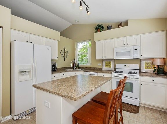 4th image of 292 Paine St