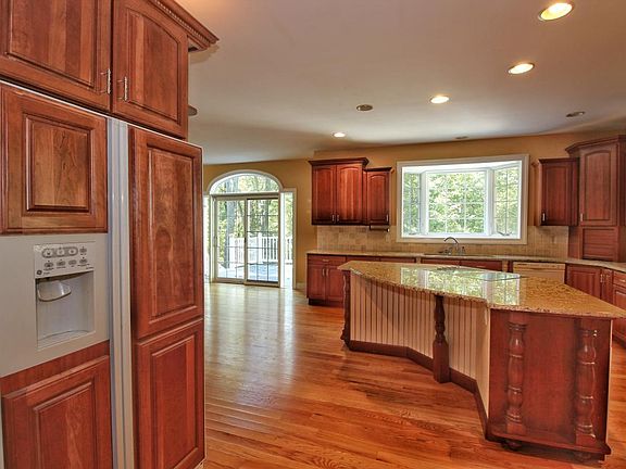 4th image of 208 Vernet Dr