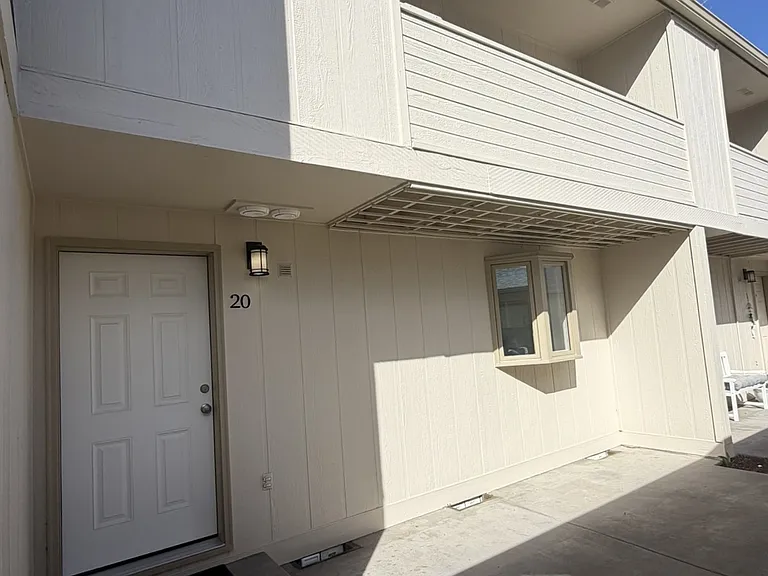 1050 NE Butler Market Rd #20 — Photo 2