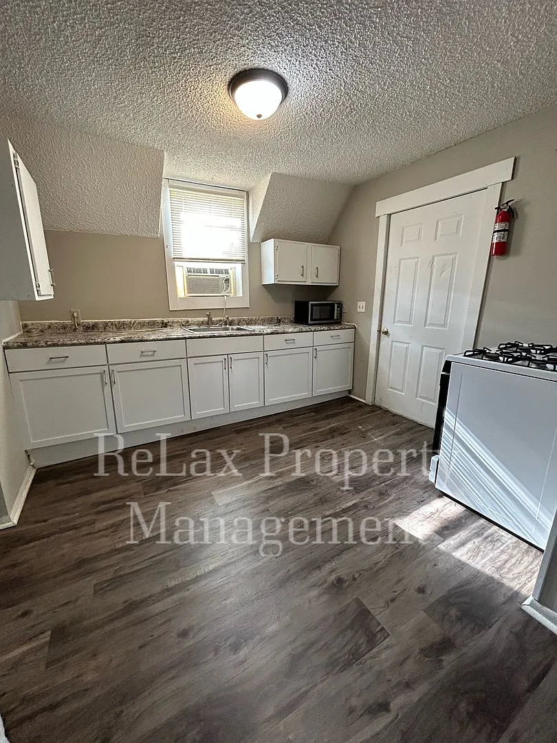 Large 3 Bedroom Apartment — Photo 4