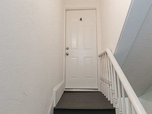 4th image of 218 W King St APT 4