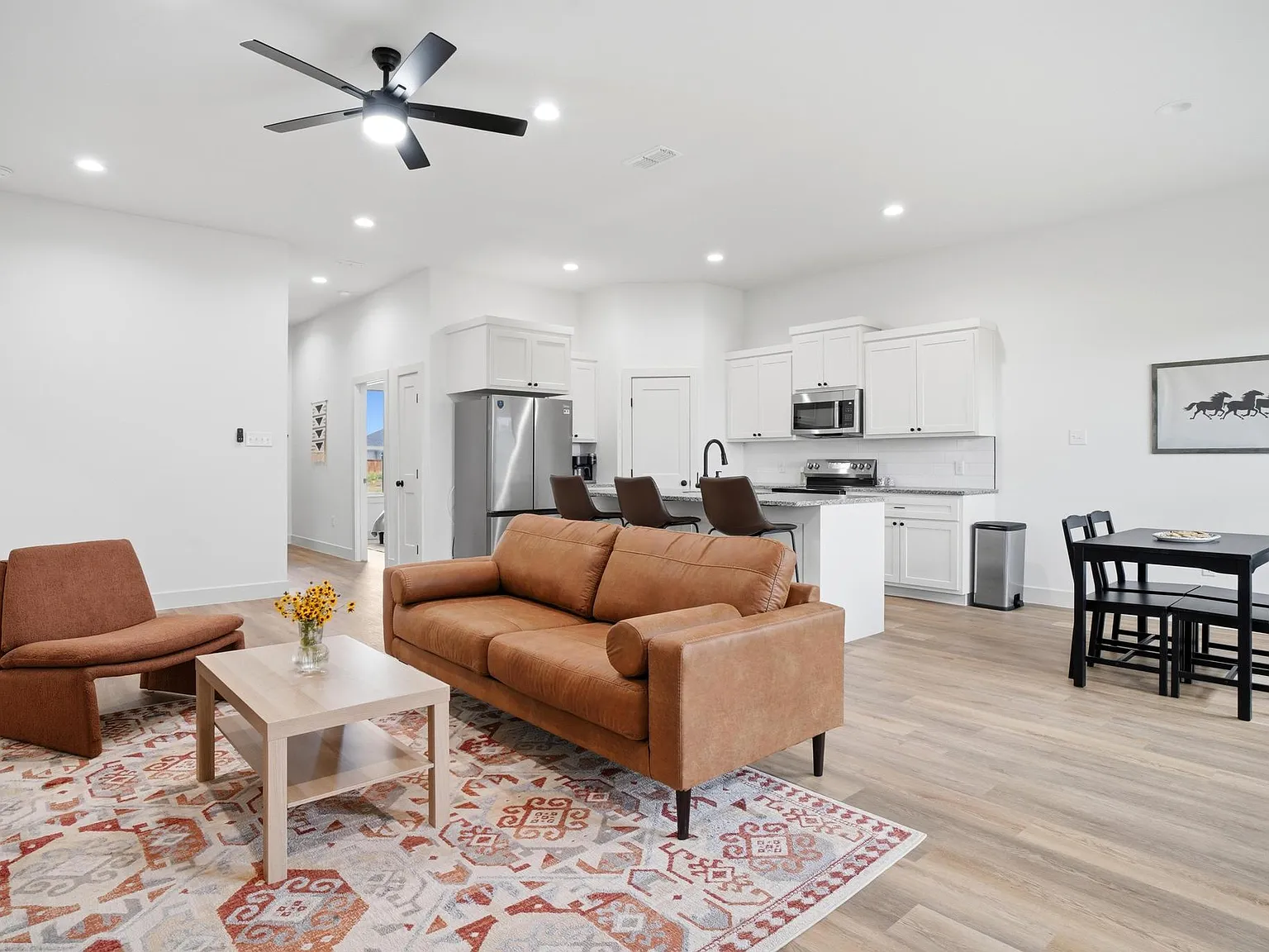 3 bed, 1418 sqft, $5,000 — Photo 2
