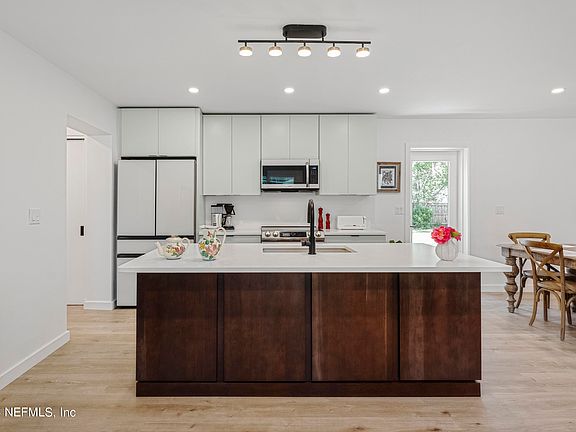 5th image of 284 CORAL Way