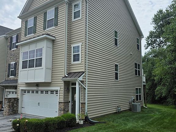 3rd image of 486 Jacobsen Dr