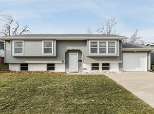 4425 Pine View Dr NE, Cedar Rapids, IA 52402