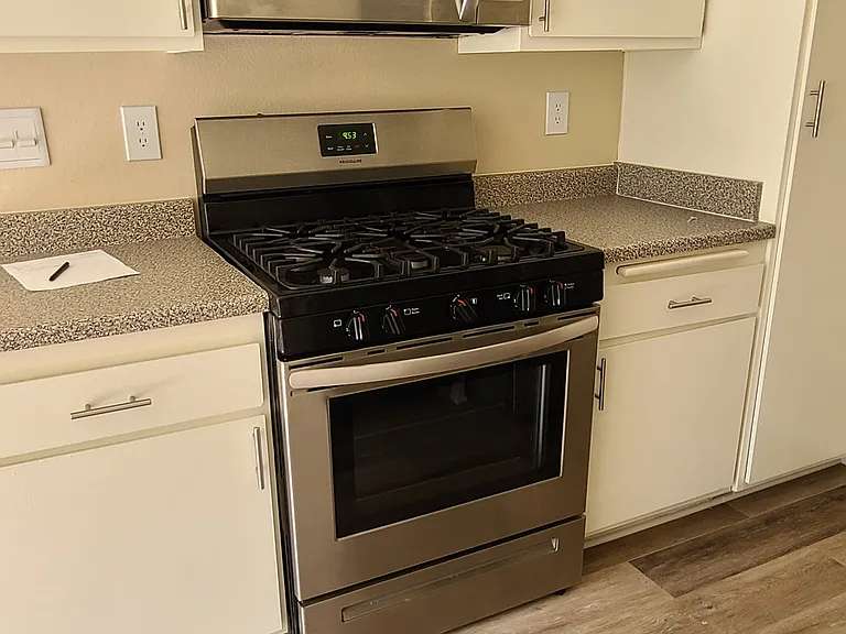 The Redlands Apartments — Photo 27