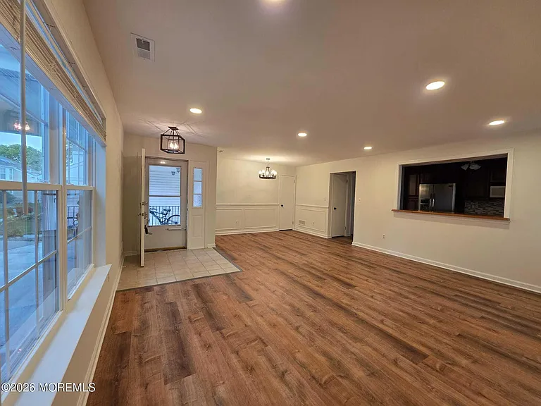 129 Tulip Ln — Photo 2
