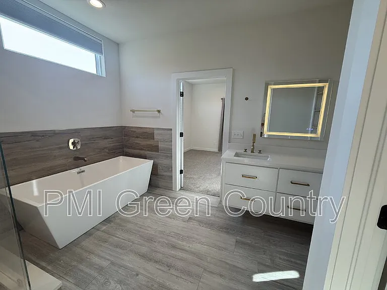 134 E Elgin St — Photo 14