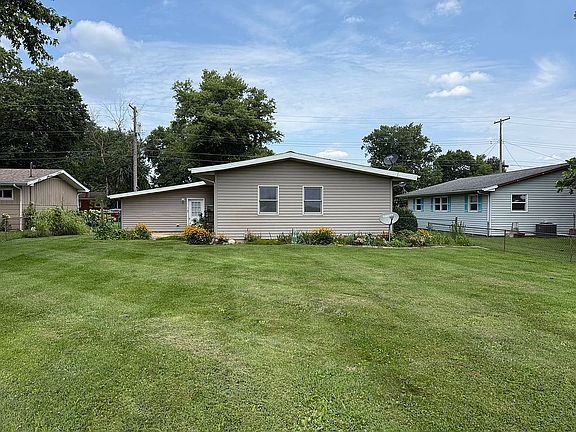 3rd image of 903 Holiday Dr