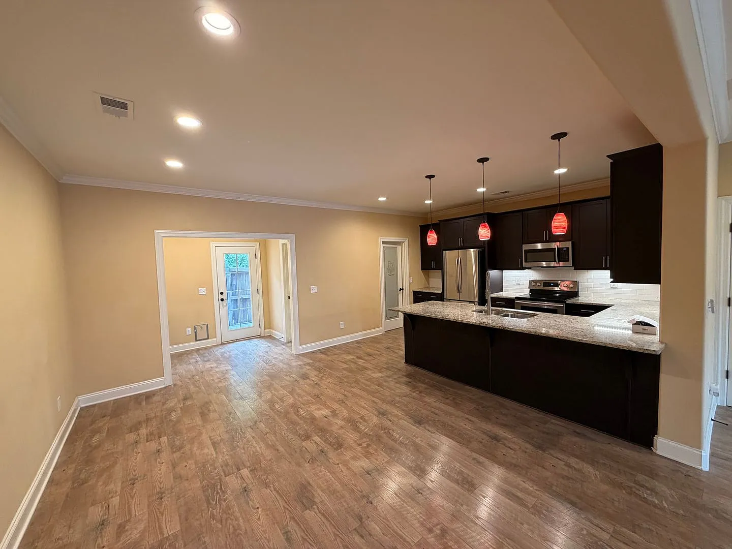 Beautiful 3 Bed 2 Bath Townhome in Generals Run — Photo 3