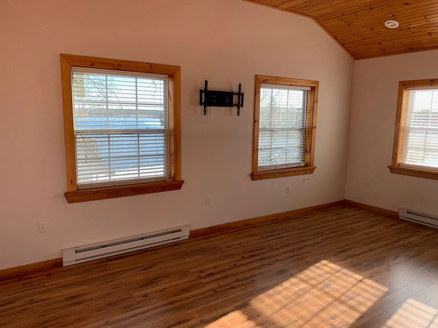 2 bed, 1500 sqft, $1,950 — Photo 2
