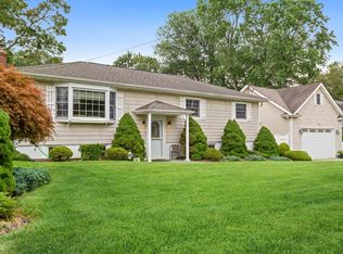 35 Bauss Rd, Nesconset, NY 11767