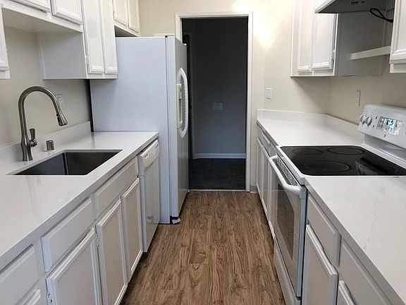 5th image of 917 Shoreline Dr