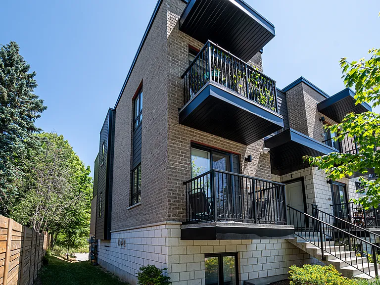 253 Exhibition St — Photo 17