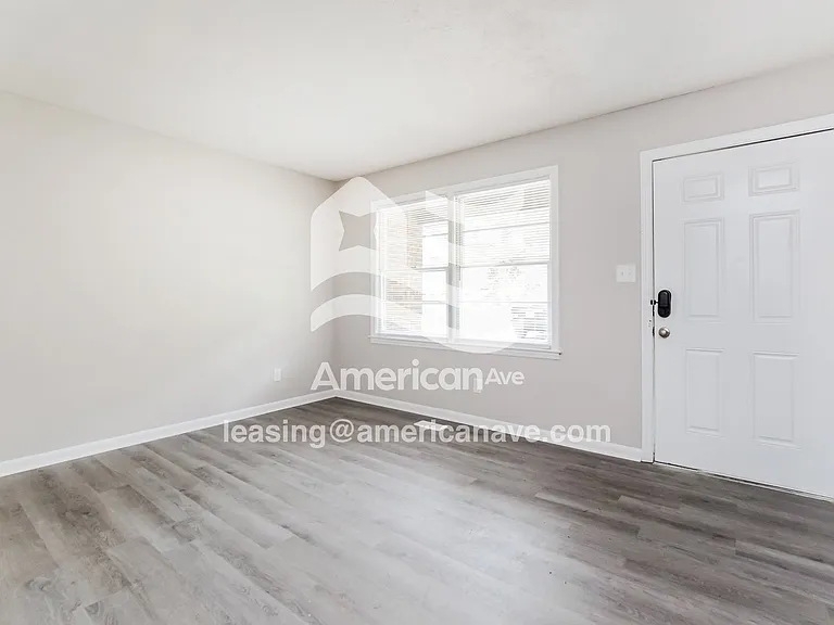1483817_002_living_room_12693044.jpg
