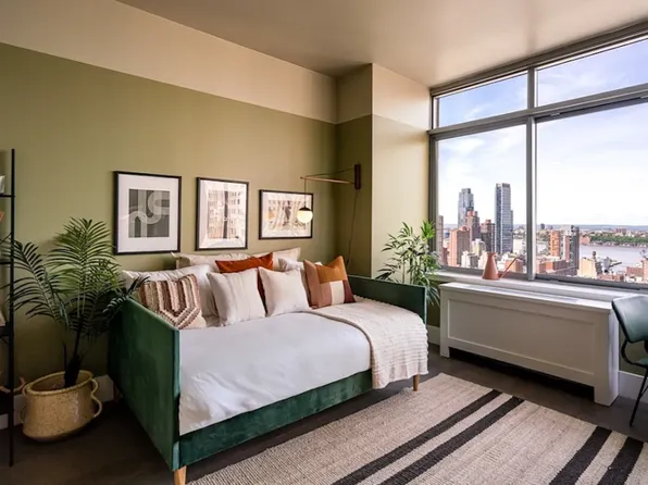 271 West 47th Street image 1 of 17