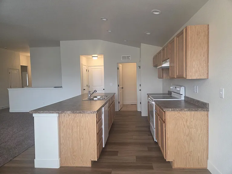 612 87th Ave — Photo 7