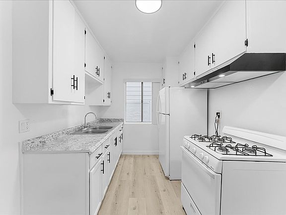 4th image of 531 W Hyde Park Blvd APT 5