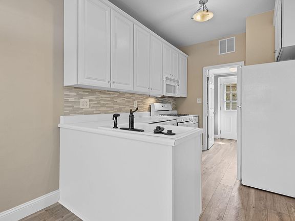 4th image of 8819 Park Place Dr