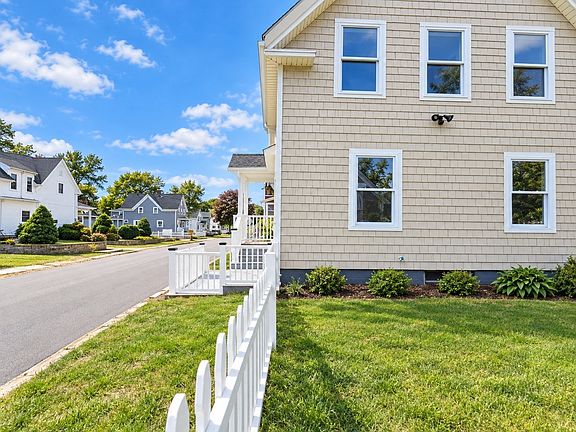 3rd image of 40 Pine Ave