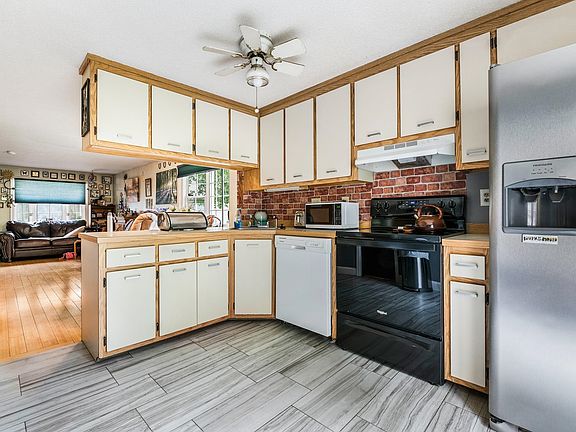 4th image of 528 Fox Hollow Drive