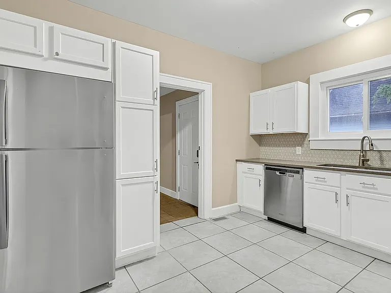 330 Bernard Ave — Photo 28