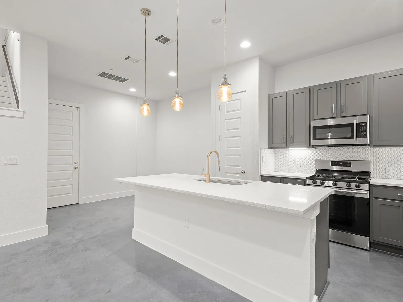 3 bed, 3.0 bath, 1930 sqft, $2,745 — Photo 4