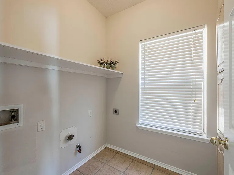 2705 Trophy Dr — Photo 23