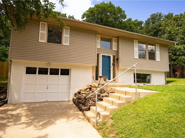 2239 N Mockingbird Ln, Fayetteville, AR 72703