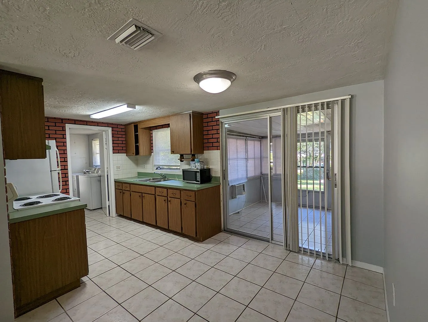 Wonderful 2/1 Home with Fenced Yard in Beverly Hills — Photo 4