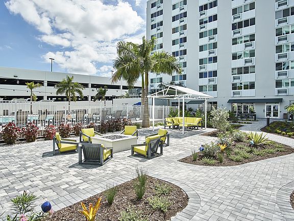 5th image of 300 10th St S APT 543