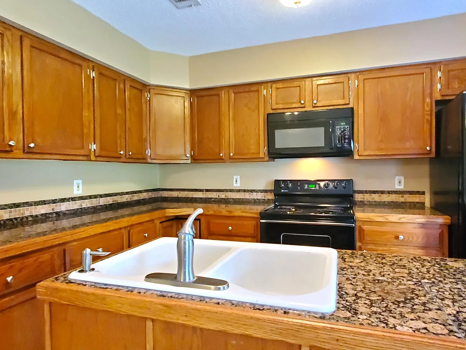 2 bed, 2.5 bath, 1700 sqft, $1,700 — Photo 4