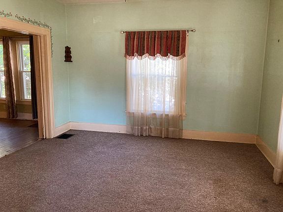 3rd image of 225 S Clairmont Ave