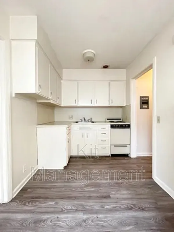 Charming 1-Bedroom Near University District Cozy, Affordable Living on Douglas Rd — Photo 3