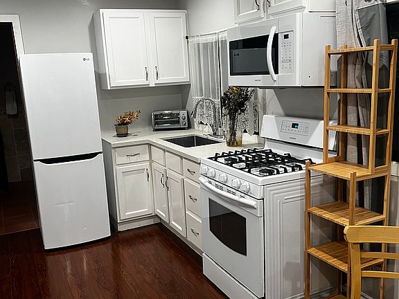 2nd image of 1431 Oak St #C