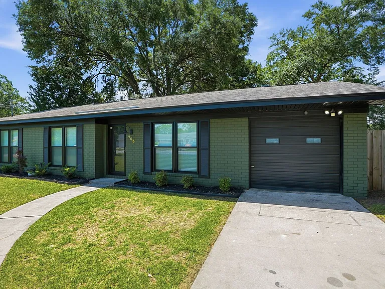703 Pineview Ct — Photo 4