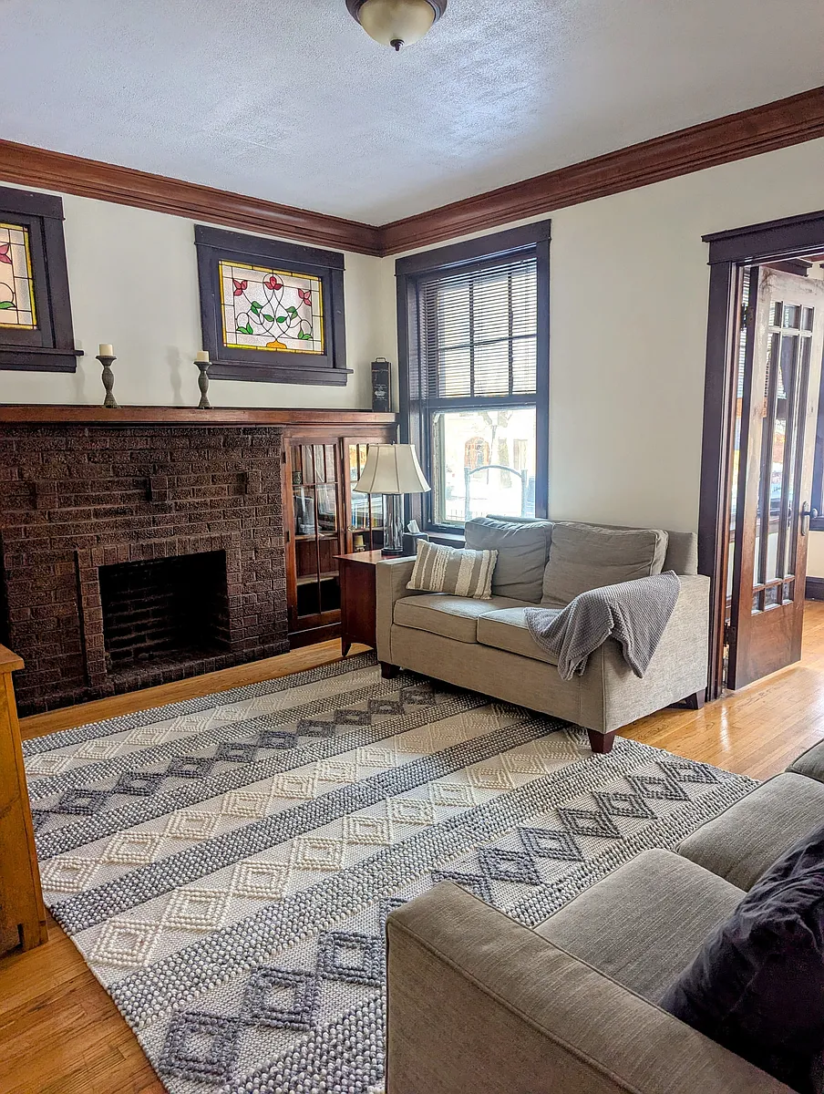 Photo 1 of 19 - 3619 N Claremont Ave #1 - Chicago, IL Primary Photo - 3619 N Claremont Ave #1