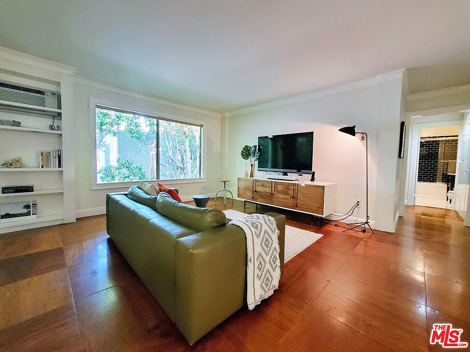 1st image of 960 Larrabee St APT 303