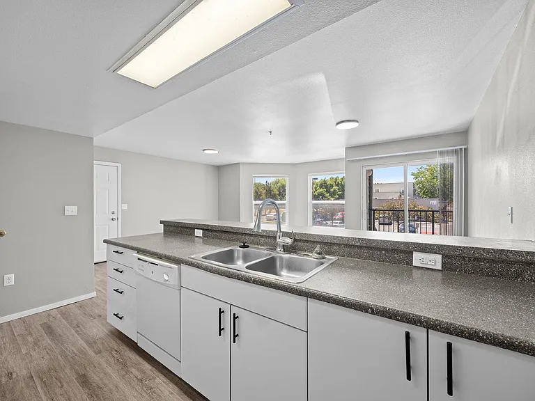 Gateway Crossing Apartments — Photo 14