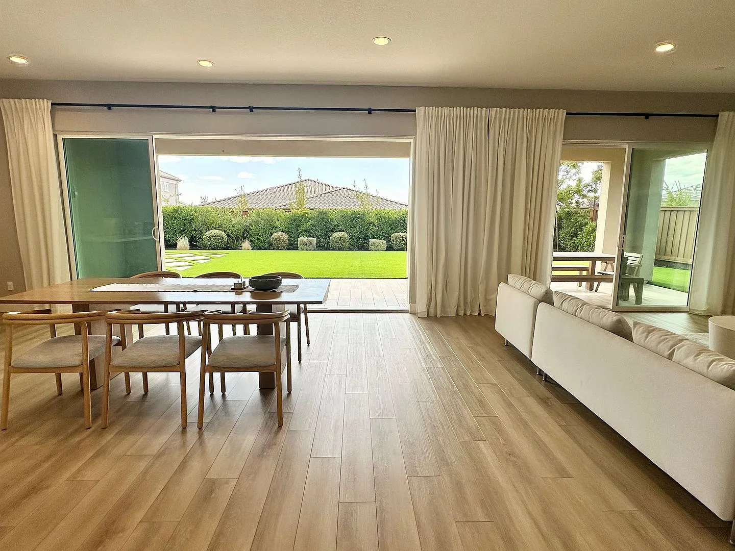 Gorgeous Custom 5 Bedroom 4 Bath Home in Brentwood Gated Community. — Photo 3
