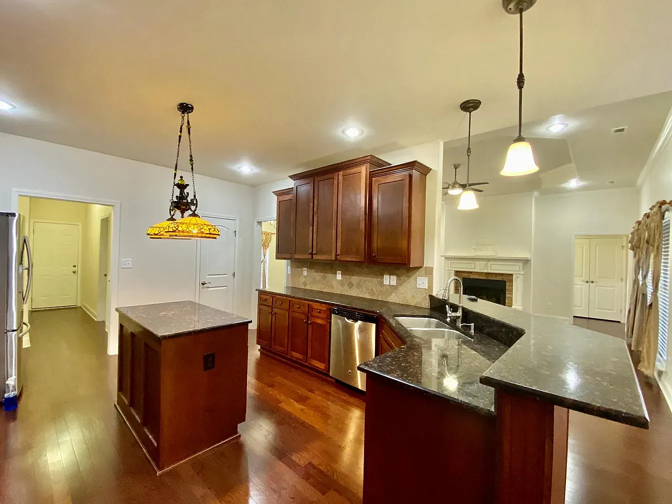 4 bed, 2447 sqft, $2,400 — Photo 2