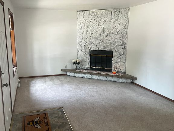 3rd image of 3301 E Canary St