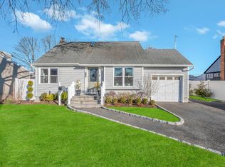 310 39th St, Lindenhurst, NY 11757